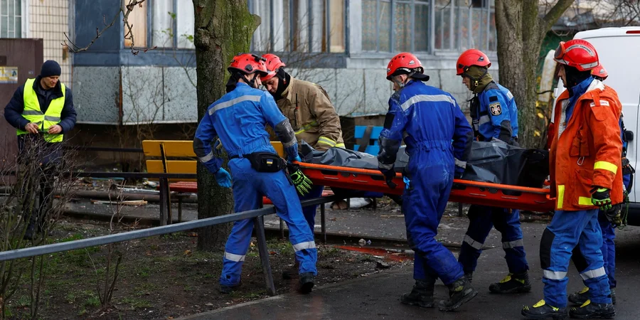Рятувальники працюють на місці влучання в Деснянському районі Києва. Фото: Valentyn Ogirenko
