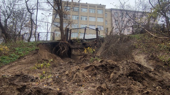 Місце аварії на Печерському узвозі у Києві. Фото: Суспільне