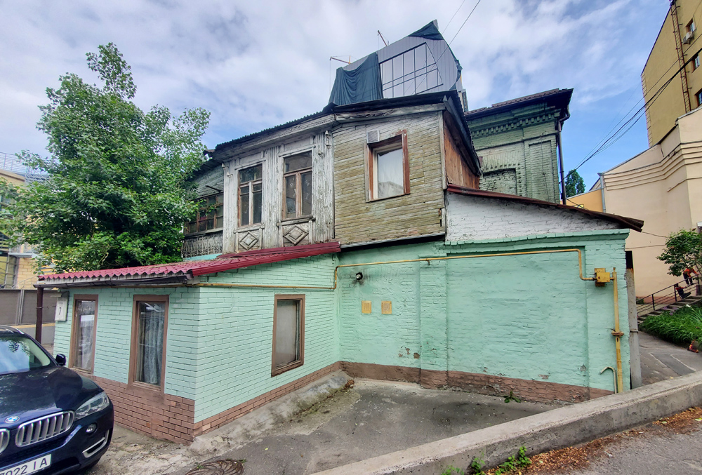 Будинок за адресою Контрактова площа, 7, який офіційно вважається найстарішим житловим будинком Києва. Фото: 