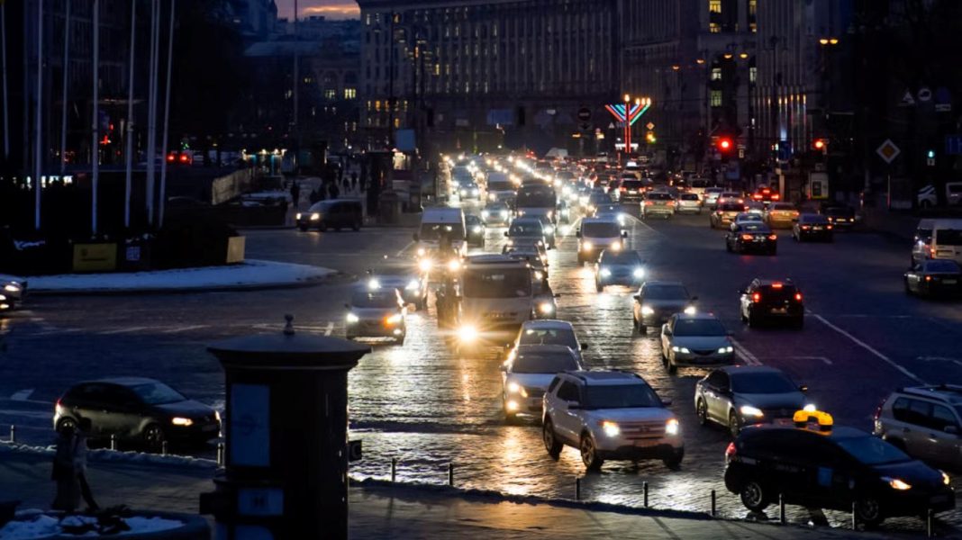 Місто без світла через атаки РФ. Фото: Новини.LIVE