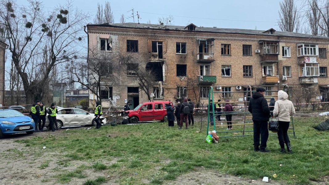 Наслідки атаки РФ у Святошинському районі Києва, 29 листопада. Фото: Суспільне Новини/Нікіта Галка