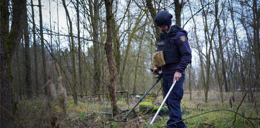 Розмінування Київщини. Фото: ДСНС