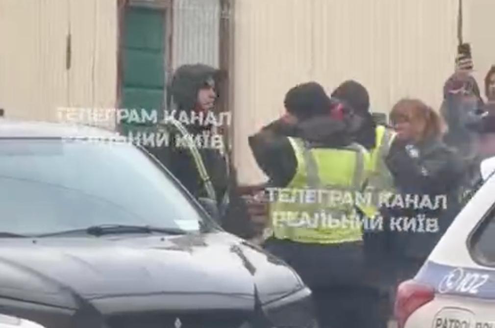 Поліціанти вибивають вікно. Фото: скриншот з відео 