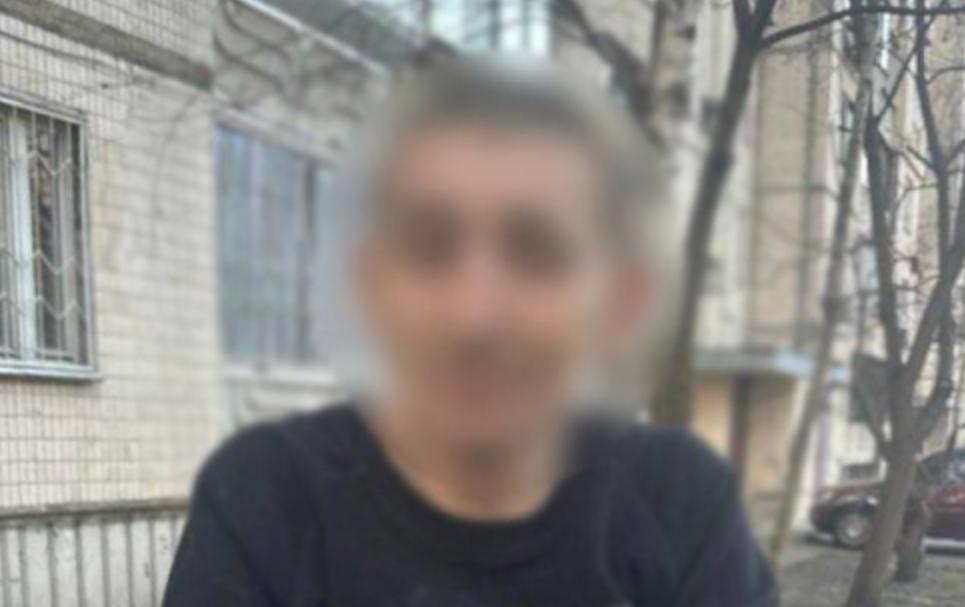 Затриманий чоловік. Фото: Головне управління Національної поліції у місті Києві