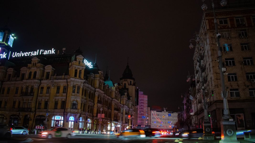Центр Києва під час відключення електроенергії, 6 грудня 2025 року. Фото: Юлія Кузьменко