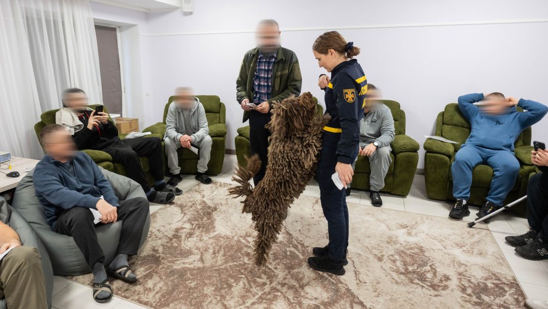 Собака Банана, яка допомагає на заняттях з реабілітації військових. Фото: Головне управління ДСНС України у м.Києві