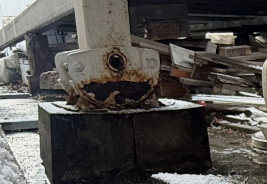 Іржаве підніжжя Колеса на Подолі. Фото: Дмитро Перов