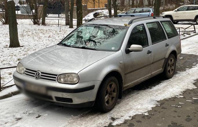 Автомобіль з муляжем протипіхотної міни на даху. Фото: Нацполіція