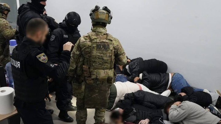 Момент затримання працівників одного з шахрайських кол-центрів в Україні. Фото: Національна поліція України