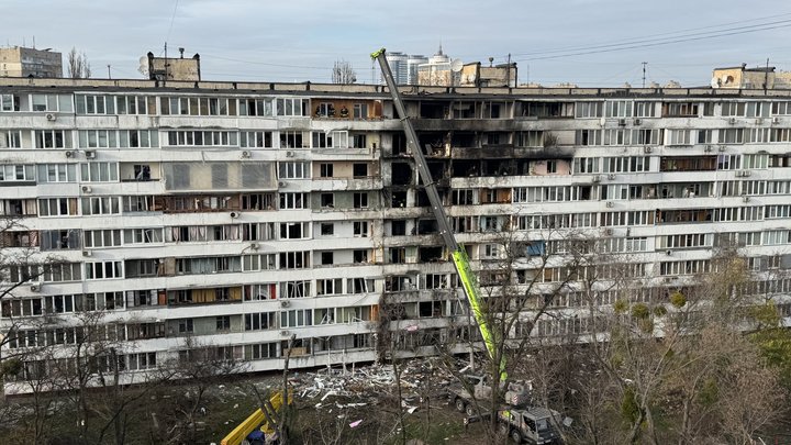 Наслідки атаки РФ у Дніпровському районі Києва 25 листопада. Фото: Суспільне Новини/Нікіта Галка