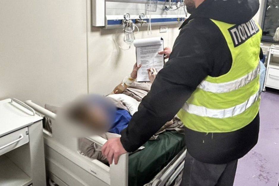 Правоохоронець вручає підлітку підозру у замаху на життя двох людей. Фото: Нацполіція