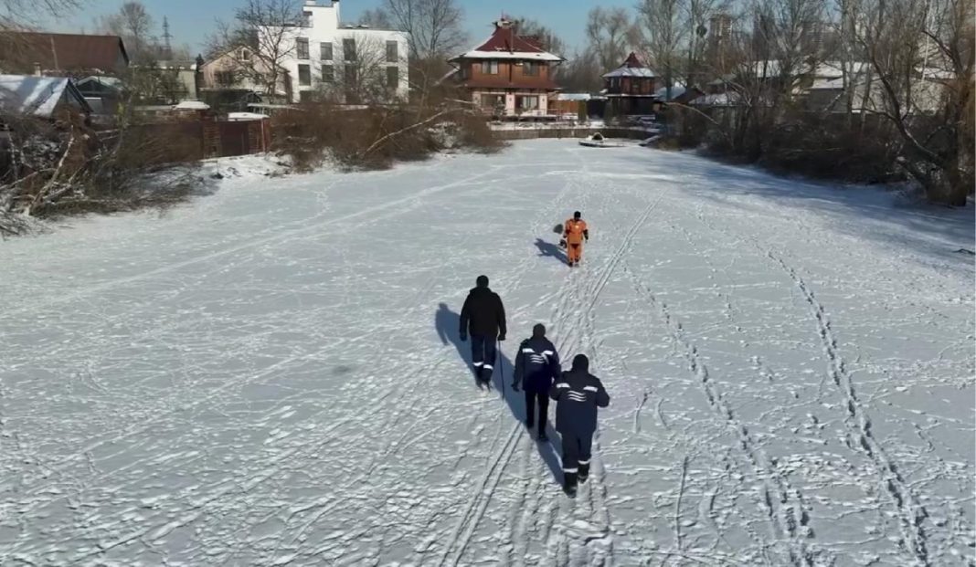 Фахівці проводять заходи з аерації столичних водойм. Фото: скриншот з відео КП 
