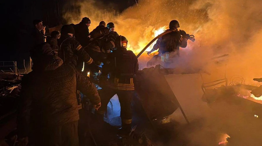 Пожежники гасять займання внаслідок обстрілів РФ. Фото: ДСНС