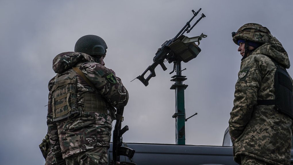 Військовослужбовці мобільної зенітно-вогневої групи 112-ї бригади територіальної оборони на бойовому чергуванні у Київській області. Фото: Yevhenii Vasyliev