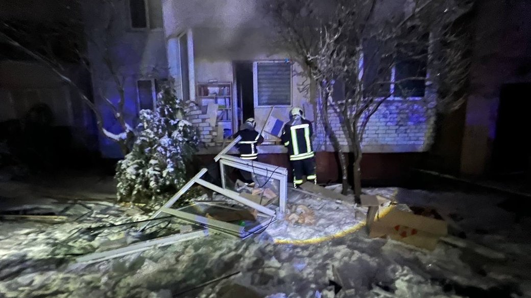 Місце влучання уламків ворожого дрона в багатоповерхівку на Оболоні. Фото: ДСНС Києва