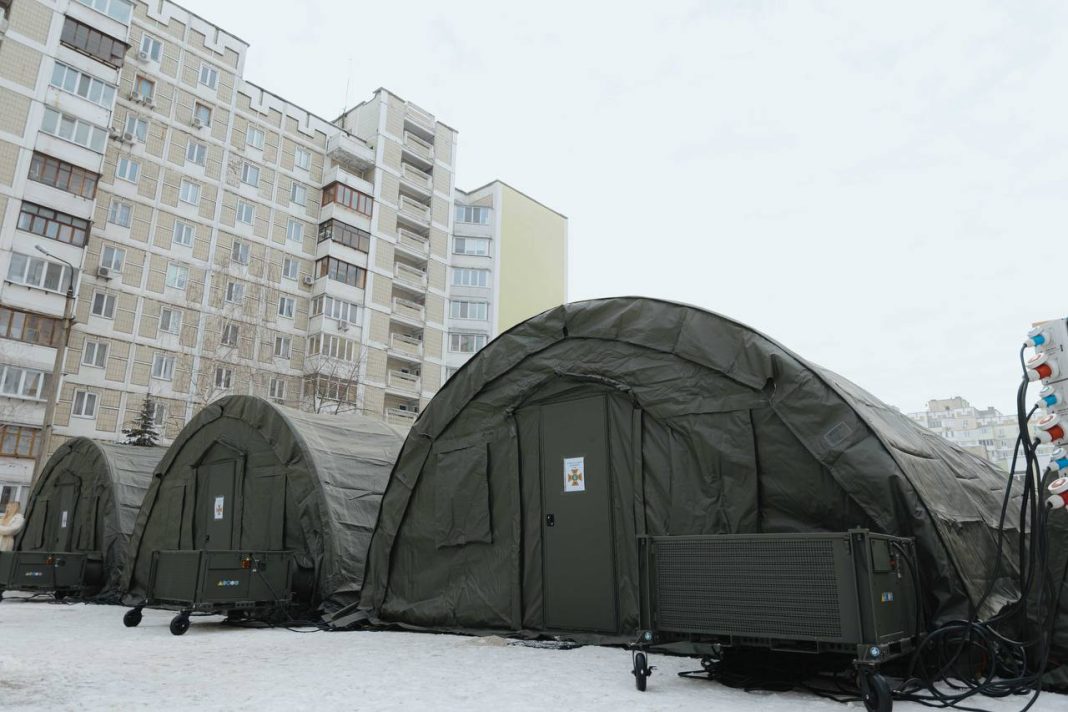 Наметові містечка на Троєщині. Фото: ДСНС України