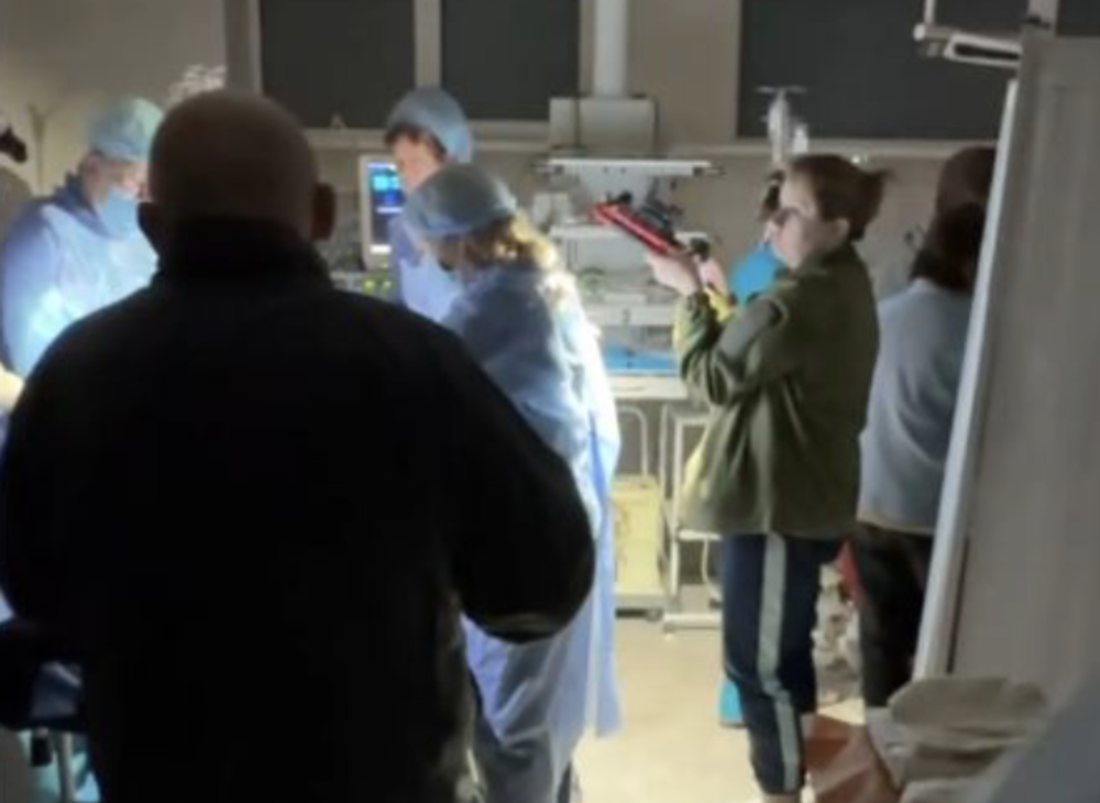 Хірурги та анестезіологи рятують життя в умовах блекауту. Фото: Моя Київщина