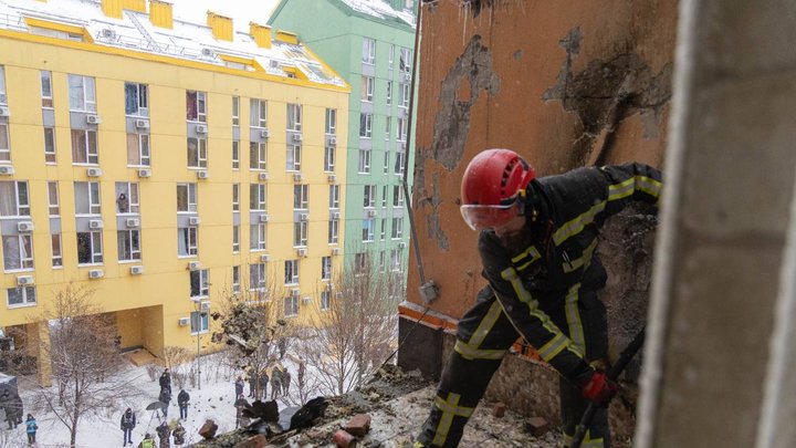 Ліквідація наслідків атаки РФ на Київ 9 січня. Фото: ДСНС Києва