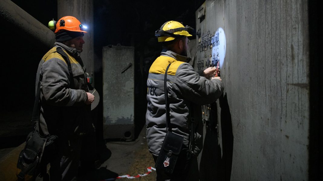 Енергетики під час ремонтних робіт на пошкодженій внаслідок російського удару теплоелектростанції. Фото: Ольга Іващенко