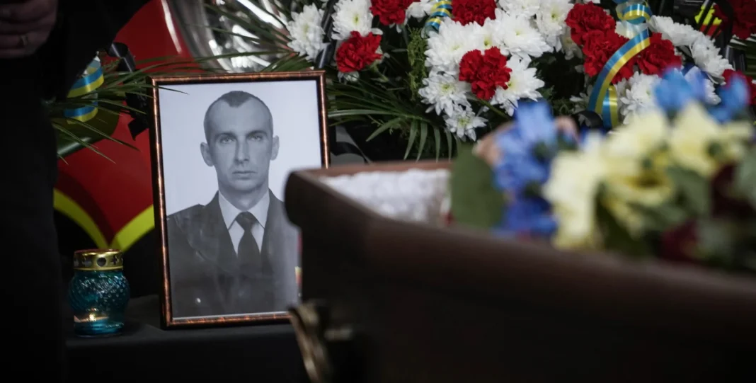 Прощання із рятувальником Олександром Зібровим, який загинув від повторного російського удару. Фото: Анна Цигима / hromadske