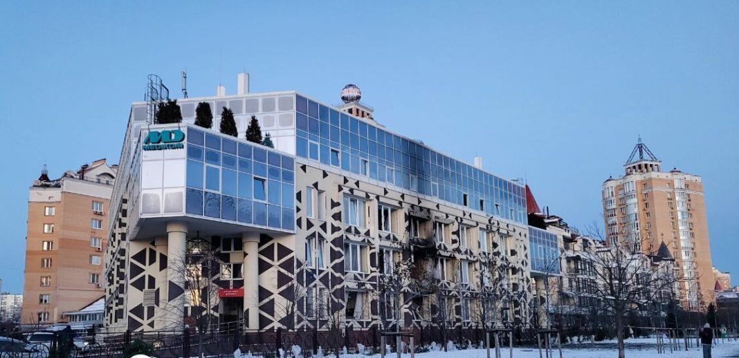 Наслідки влучання російського дрона в медзаклад на Оболоні. Фото: OBOZ.UA