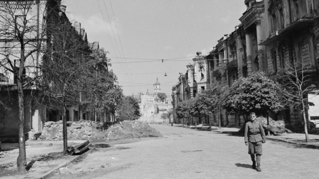 Київ у період німецької окупації на фотографії угорського військовослужбовця, 1941–1943 роки.
