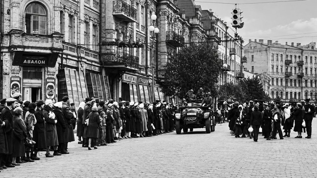 Німецькі автомобілі та підрозділи вермахту в’їжджають на Хрещатик у Києві, 19 вересня 1941 року.