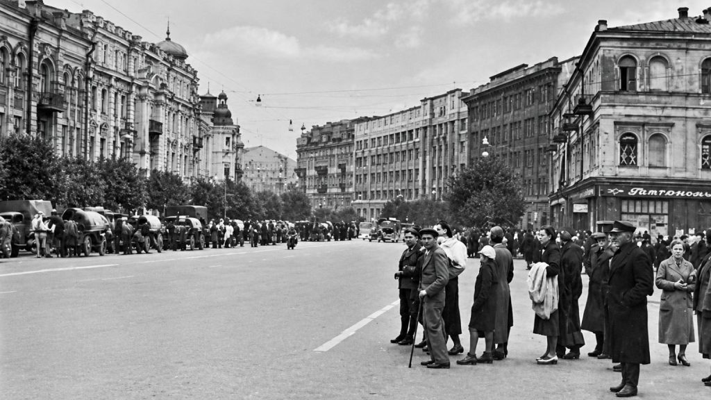 Кияни на Хрещатику під час вступу німецьких військ, 19 вересня 1941 року.