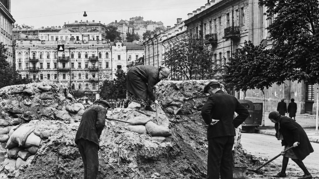 Кияни розчищають барикади на вулицях міста, вересень 1941 року.