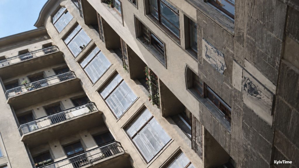 Балкони та вікна внутрішнього двору хмарочоса Гінзбурга, зняті знизу вгору.