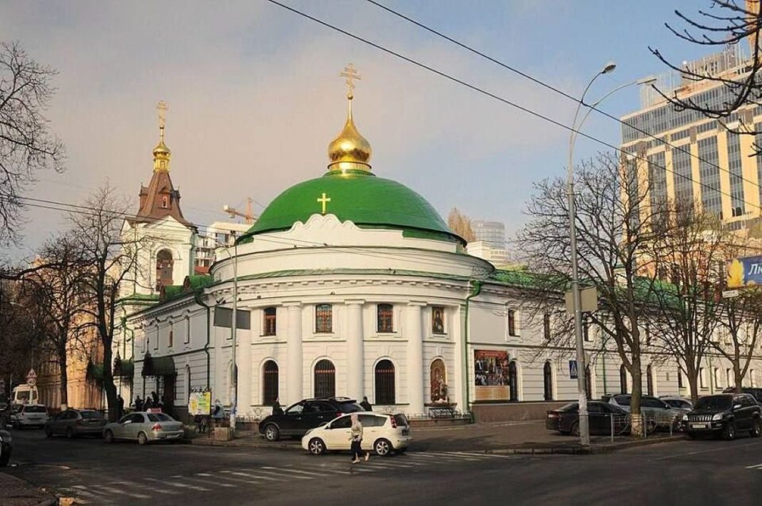 Унаслідок нічної масованої атаки на Київ у Печерському районі пошкоджено 18 житлових будинків, Свято-Введенський монастир та станцію швидкої допомоги.